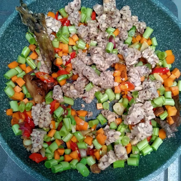 Masukkan wortel, buncis dan tempe kacang.