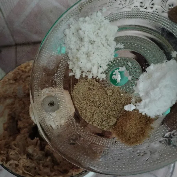 Tambahkan tepung tapioka dan tepung terigu.
