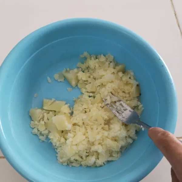 Jika sudah empuk, masukkan ke dalam wadah dan haluskan selagi panas dengan garpu.