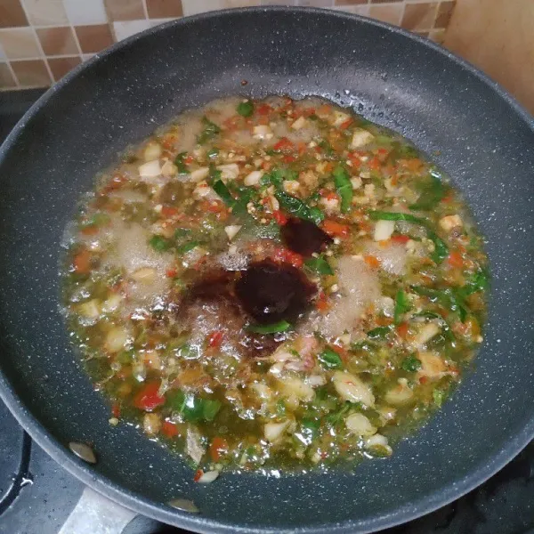 Tambahkan sedikit air, beri bumbu saos tiram, kecap ikan, garam, kaldu dan gula pasir. Aduk sampai tercampur rata.