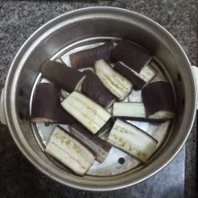 Kukus terong hingga layu, sisihkan.
