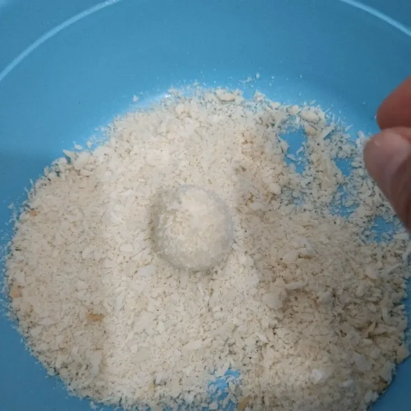 Balurkan ke dalam tepung roti sampai semua permukaan bola tertutupi, lakukan pada semua bola-bola.