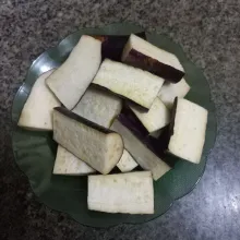 Potong-potong terong ungu.