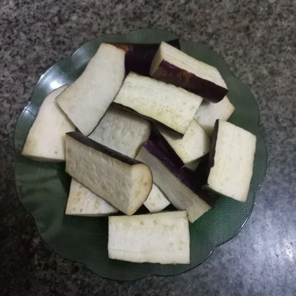 Potong-potong terong ungu.