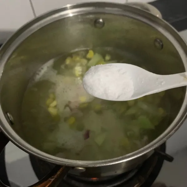 Beri garam, gula, kaldu jamur.