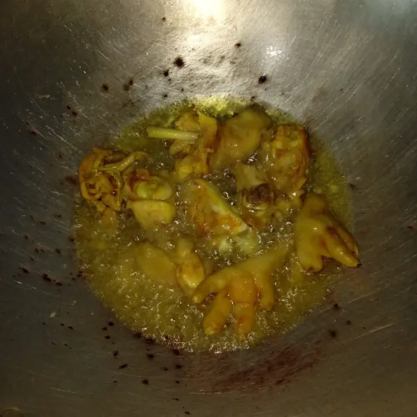 Setelah ayam direbus kemudian tiriskan, lalu goreng di minyak panas, angkat kalau sudah berubah warna kecoklatan.
