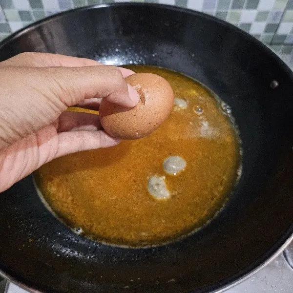 Setelah itu masukkan telur, rebus hingga matang.