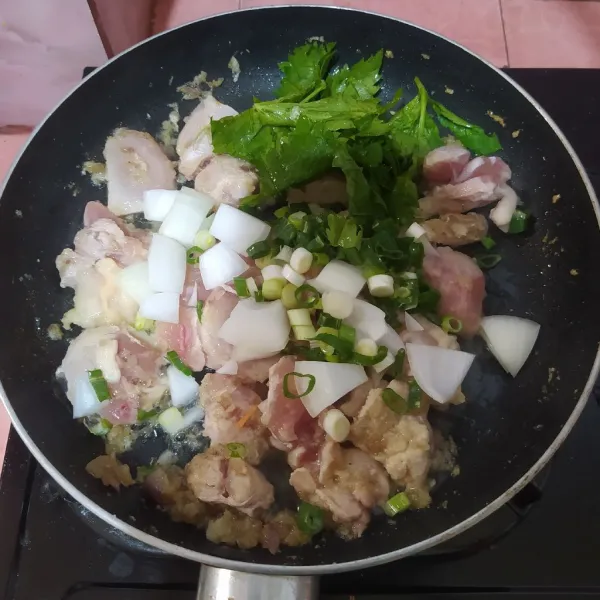 Masukkan daun bawang prei, seledri dan bawang bombay.