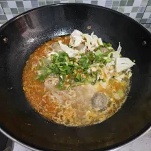 Tambahkan kol dan daun bawang yang sudah dipotong-potong.