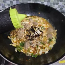 Setelah itu masukkan kecap manis lalu aduk rata dan koreksi rasanya.