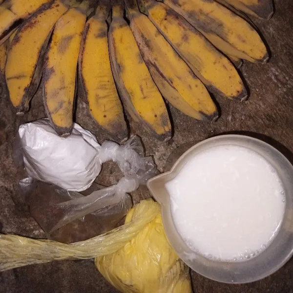 Pertama siapkan bahannya dan kupasi pisang.