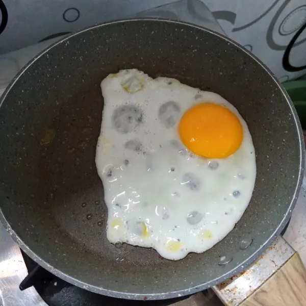 Goreng telur ceplok sampai matang. Sisihkan.
