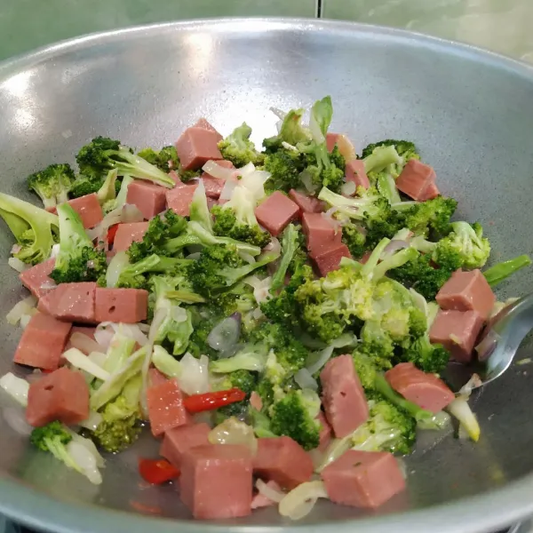 Masukkan brokoli rebus lalu aduk rata.