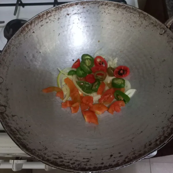 Tambahkan irisan tomat dan cabe gendot.