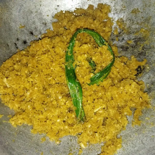 Masukkan kelapa parut, masak hingga tanak, angkat.