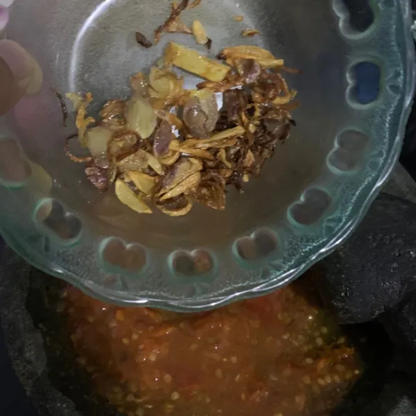 Tuang sebagian bawang goreng.