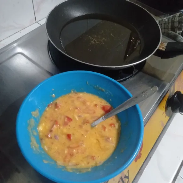 Panaskan minyak dan goreng telur di minyak yang sudah panas.