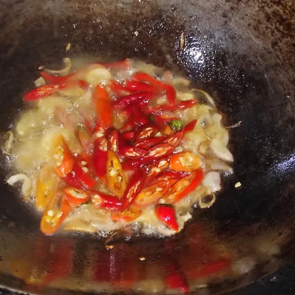 Masukan cabai. Tumis hingga matang. Masukan tomat. Tumis hingga layu