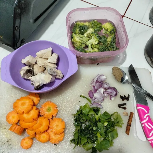 Siapkan bahan, rebus ayam sebentar. Rendam brokoli dengan air garam.