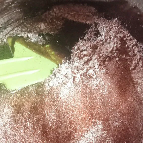 Kemudian masukkan cokelat bubuk, tepung dan garam sambil diayak, aduk rata. Adonan nanti akan terasa berat.