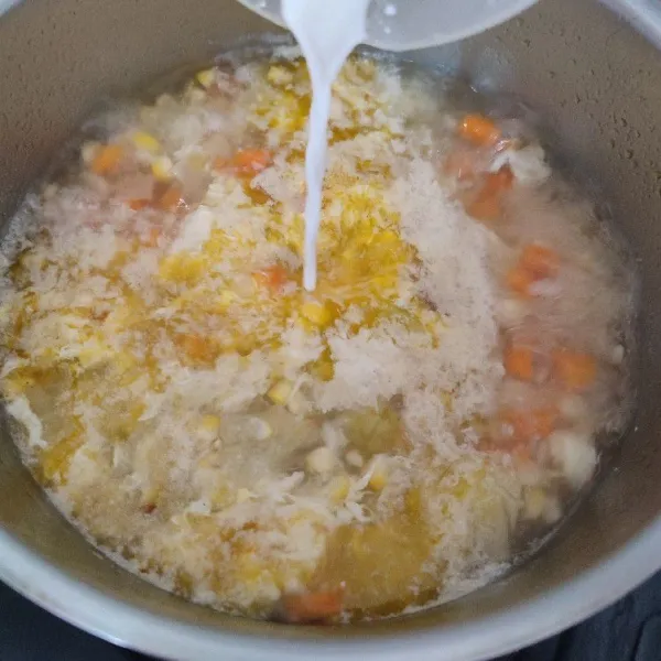 Tambahkan larutan tepung sagu, masak hingga kuah mengental.