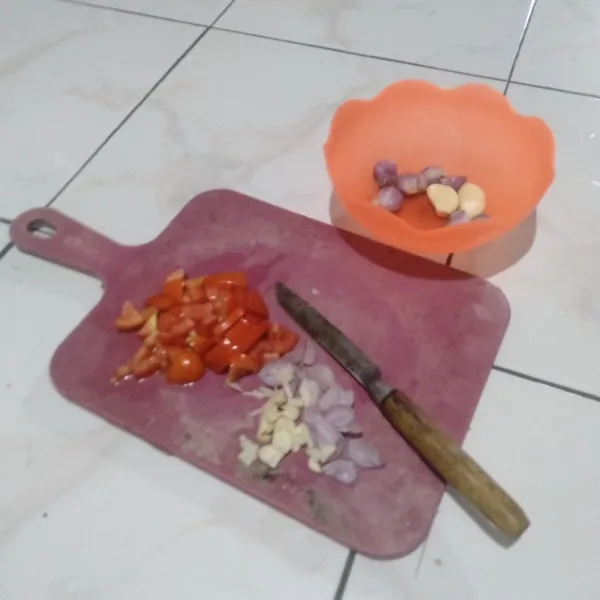 Siapkan bawang dan tomat, cuci dan potong-potong sesuai selera.