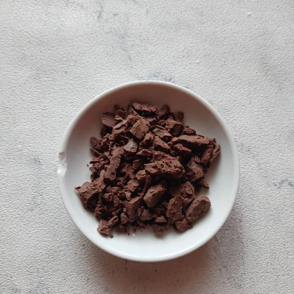 Siapkan dark cooking chocolate yang sudah dicacah kecil.