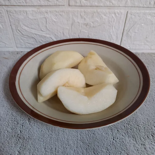 Kupas dan buang isi buah pear.