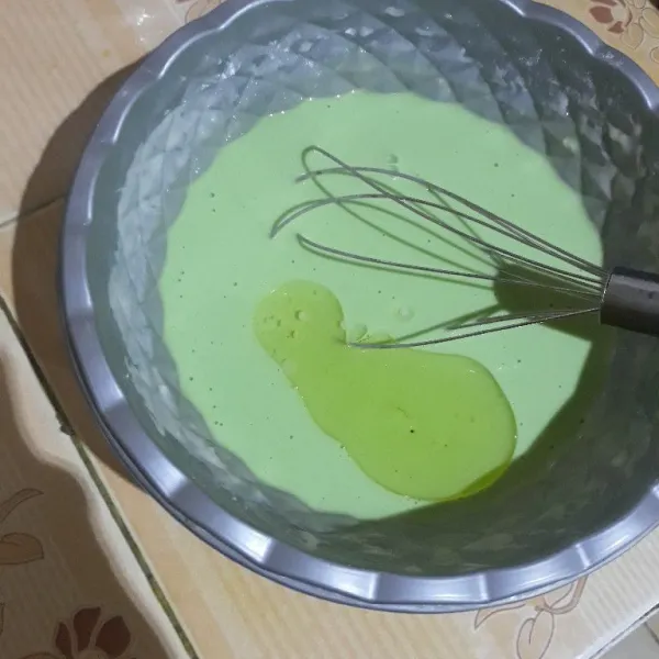 Tambahkan perisa pandan dan pewarna kuning, aduk rata lalu tambahkan minyak goreng dan aduk kembali.