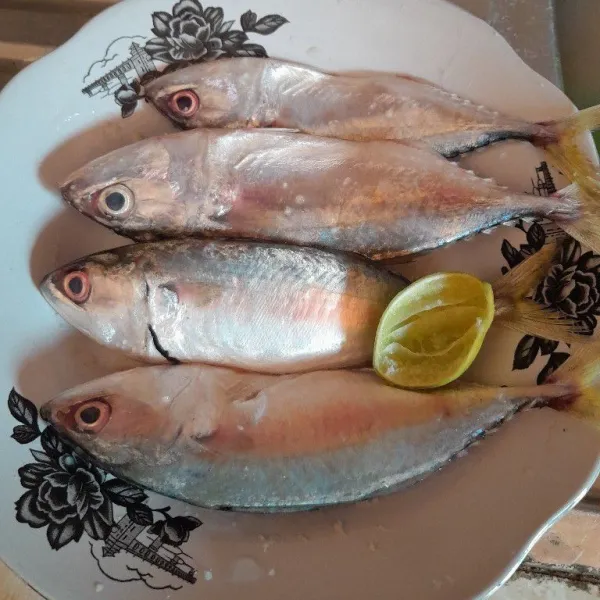 Cuci bersih ikan kembung, beri perasan air jeruk nipis dan garam secukupnya.