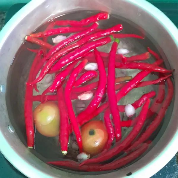 Rebus cabe merah, tomat merah dan bawang merah.
