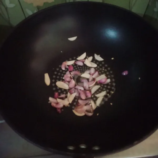 Tumis bawang merah, bawang putih, dan bawang bombay hingga harum.