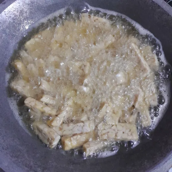 Goreng tempe hingga matang, sisihkan.