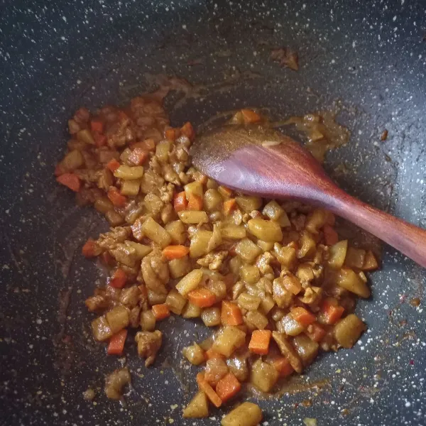 Masak hingga kuah menyusut dan sayuran matang. Siap disajikan.
