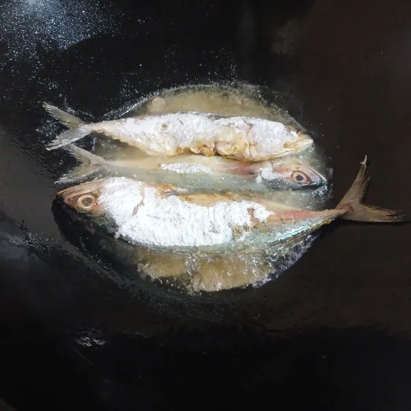 Panaskan minyak. Goreng ikan dengan api sedang kecil