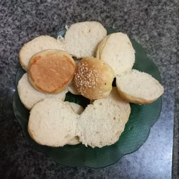 Belah roti menjadi 2 bagian.