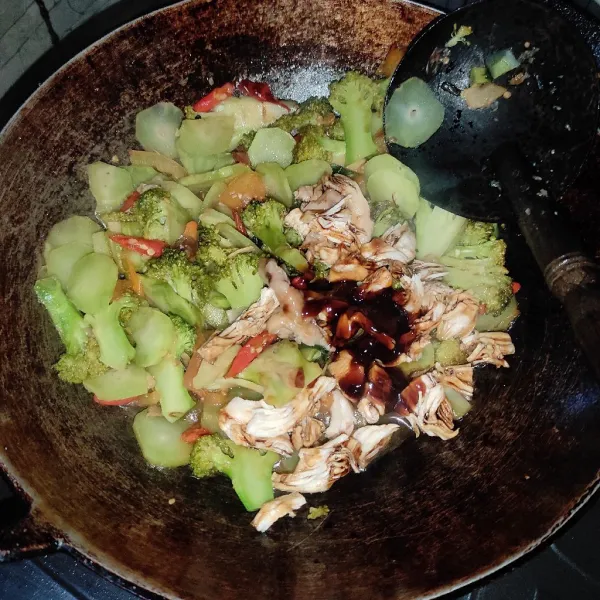 Terakhir masukan ayam yang sudah di marinasi. Bisa di tambahkan saos tiram lagi. Tambahkan penyedap rasa. Tes rasa. Matikan api.