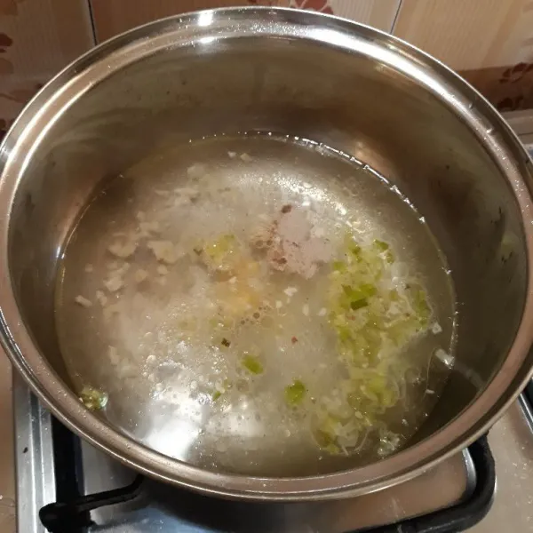 Tambahkan air, garam, kaldu bubuk, lada bubuk, dan gula pasir. Aduk rata dan koreksi rasa.