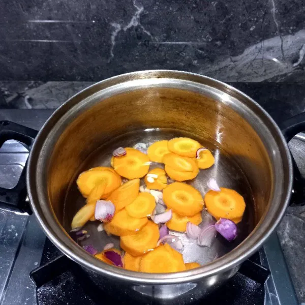Masukkan wortel, masak hingga wortel agak lunak.
