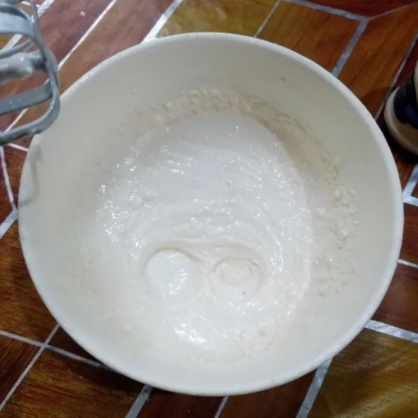 Mixer bahan cream cheese hingga bertekstur halus.