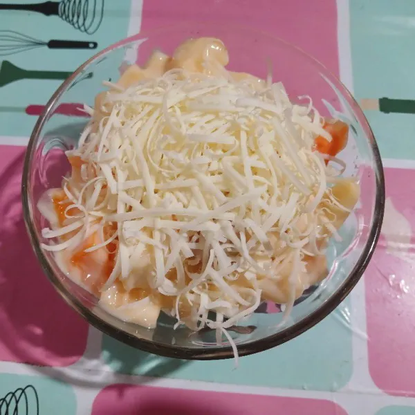 Beri taburan keju cheddar parut, sajikan segera