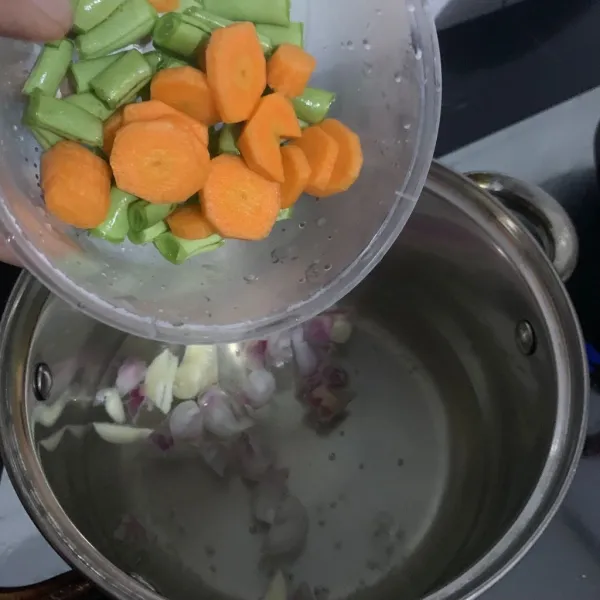Potong wortel dan buncis lalu masukkan ke dalam wajan.