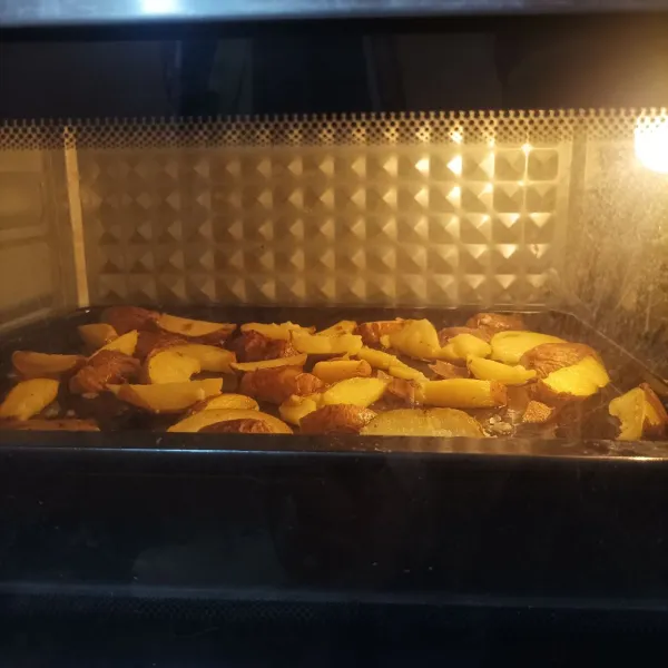 Panggang kentang selama 10 menit lalu balik sisi lain kentang dan panggang kembali selama 15 menit dengan suhu 160 celsius. Saat sudah garing dinginkan kentang dan siap disajikan