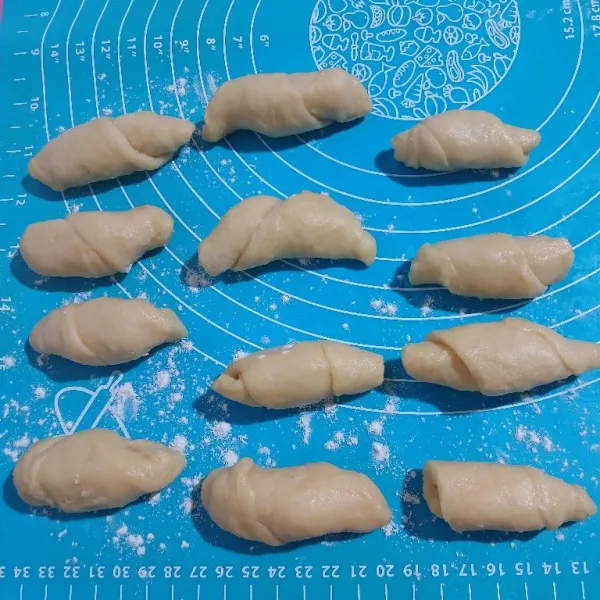 Ambil sepotong pisang, gulung dengan 1 bagian adonan. Cubit-cubit di ujung adonan agar tidak lepas saat digoreng. Lakukan hingga selesai.