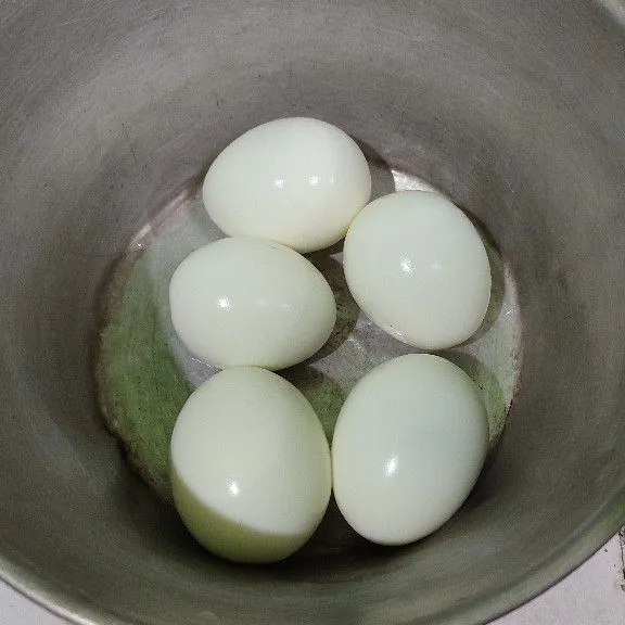 Rebus telur kemudian kupas.