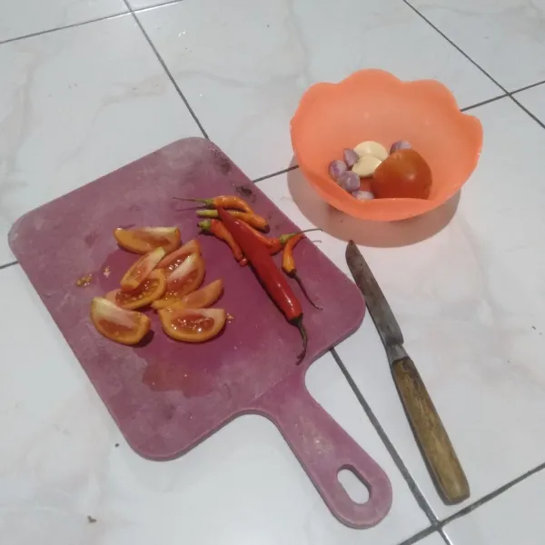 Cuci bersih bawang merah, bawang putih, cabai rawit, cabai merah besar, dan tomat. Potong-potong agak kecil agar mudah di ulek.