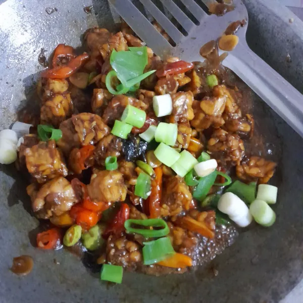 Tambahkan daun bawang, aduk rata dan masak sesaat. Sajikan!