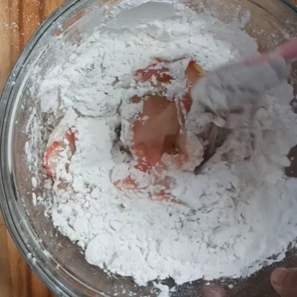 Masukan tepung tapioka, tepung terigu, garam, lada, kaldu bubuk, dan kerupuk. Aduk-aduk hingga tidak lengket lagi dan menyatu.