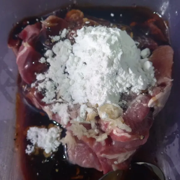 Potong-potong daging kemudian tambahkan bahan marinasi. Aduk rata. Diamkan selama 30 menit.