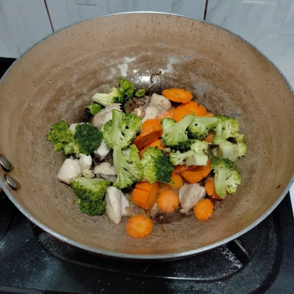 Tambahkan brokoli dan wortel, masak sebentar